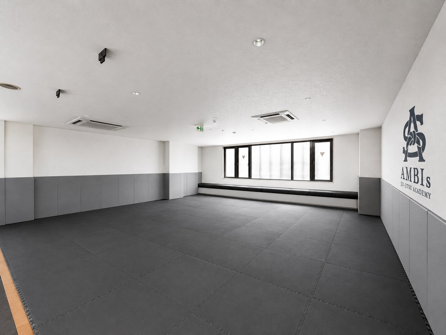 AMBIs Jiu-Jitsu Academy 完成イメージ — 白壁と新しいマット