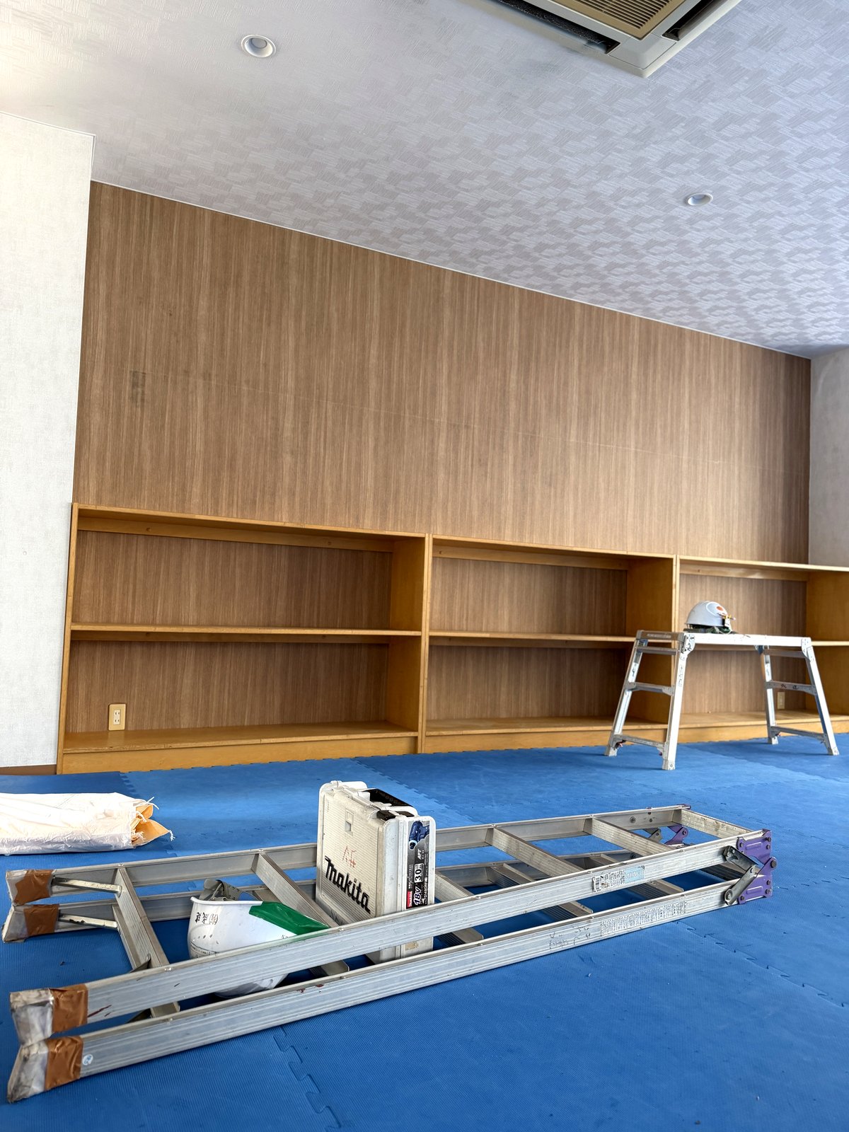 壁面の木製パネル施工中