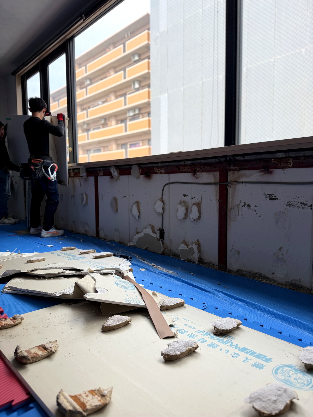 職人による内装工事作業の様子