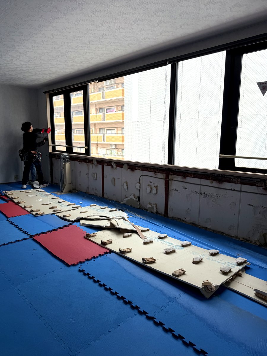 道場内部と窓 — 工事中