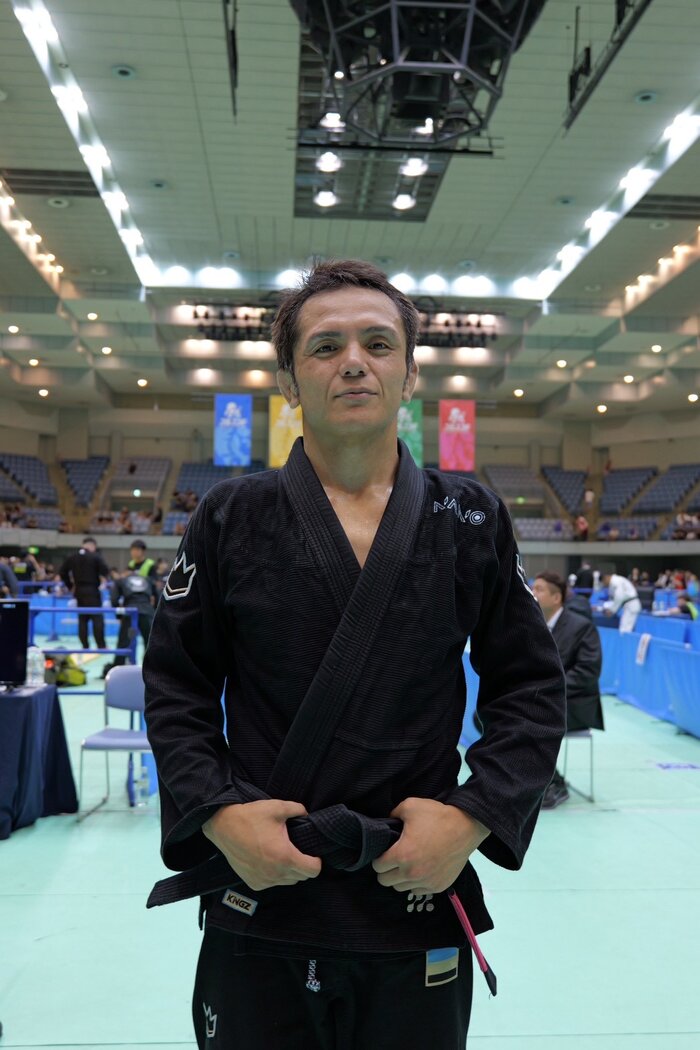 国際大会の会場でベルトを締める志水抄太